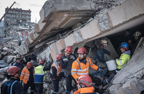 Động đất Thổ Nhĩ Kỳ: Số nạn nhân thiệt mạng tăng lên từng giờ